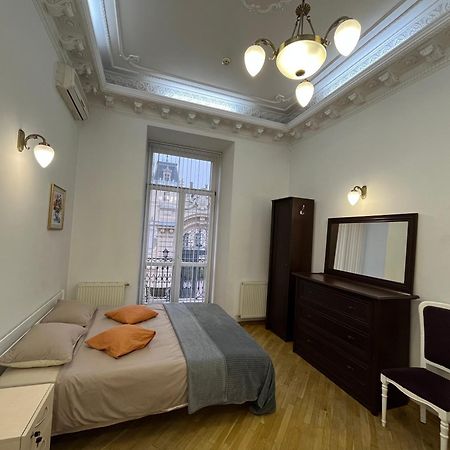 Центрум Апартаментс Lviv Buitenkant foto