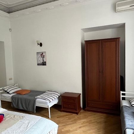 Центрум Апартаментс Lviv Buitenkant foto